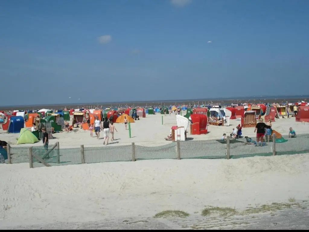 Wohnung 1 mit überdachte Terrasse zum Garten Nähe Strand und Hafen Bensersiel