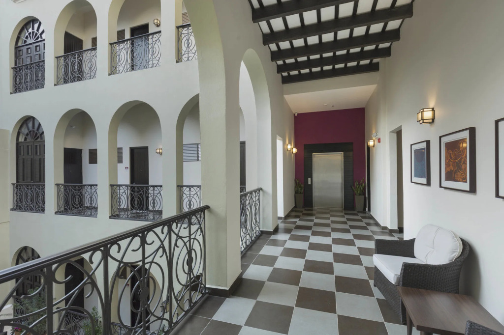 Decanter Hotel