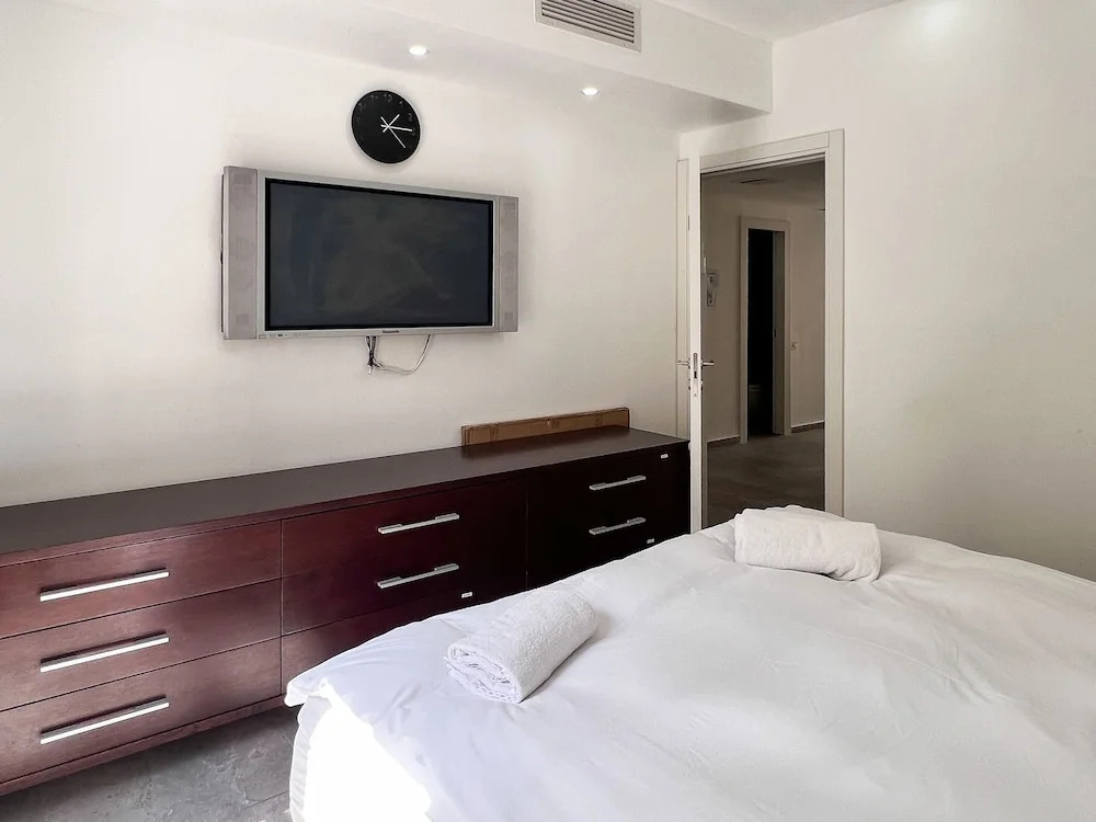 2 BR next to Old City with Patio by FeelHome