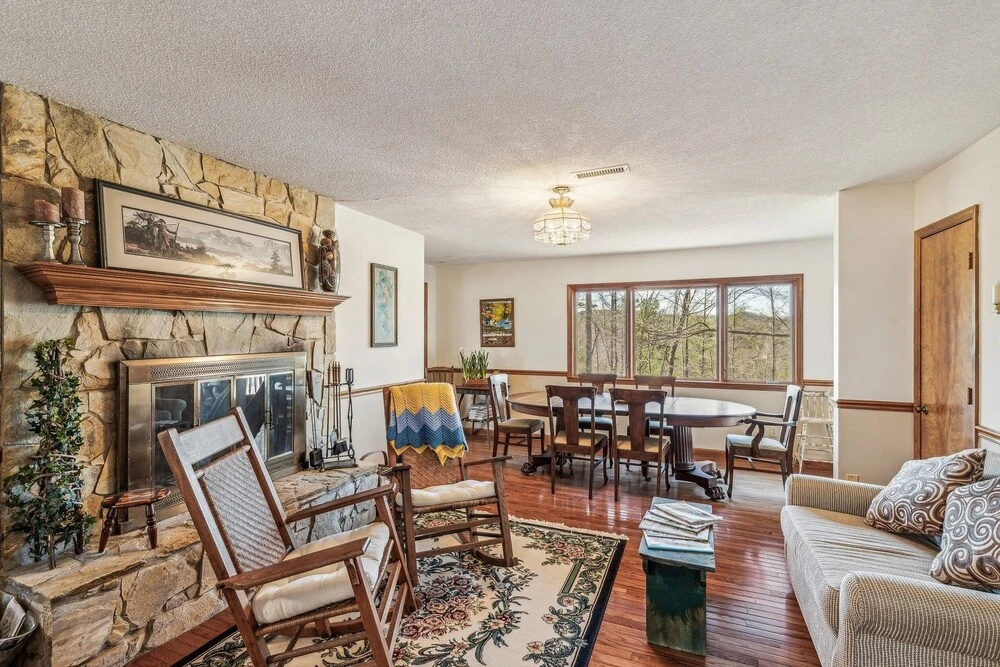 Warm And Cozy Cabin In Lake Lure, Nestled In Hardwood Trees, Peaceful Home- Wifi 3 Bedroom Home by Sunscape Property Management