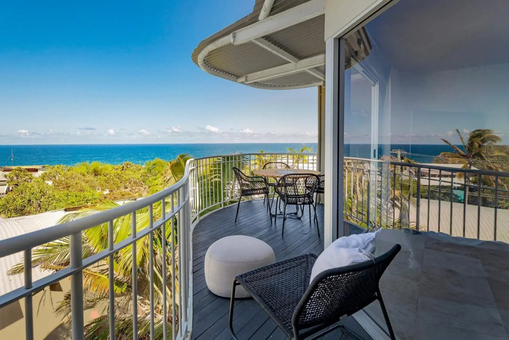 Unit 9 Fantastic Holiday Apartment in Sunshine Beach Stunning Views Opposite Beach Access