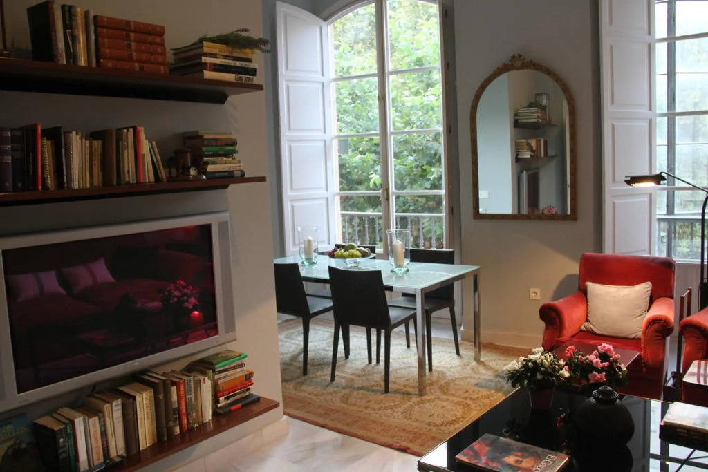 Luxurious 2 bedroom flat in a historic building