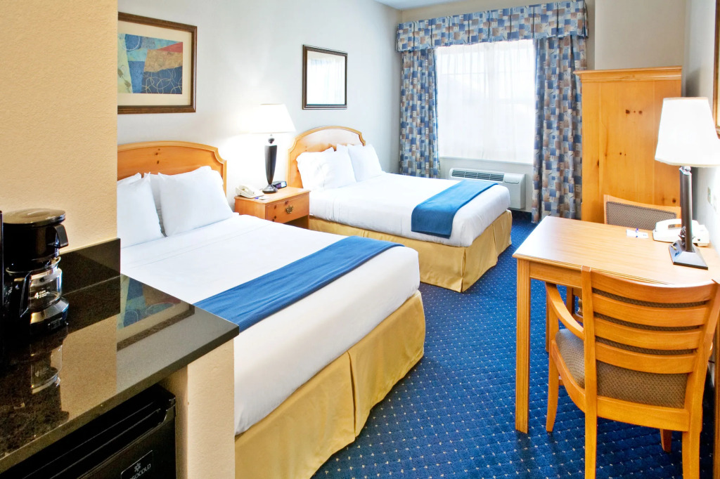Holiday Inn and Suites Addison by IHG