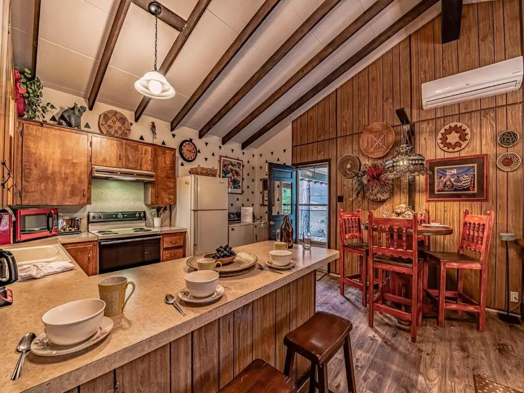 Innjoy, 2 Bedrooms, Pet Friendly, WiFi, Wood Fireplace, Sleeps 4