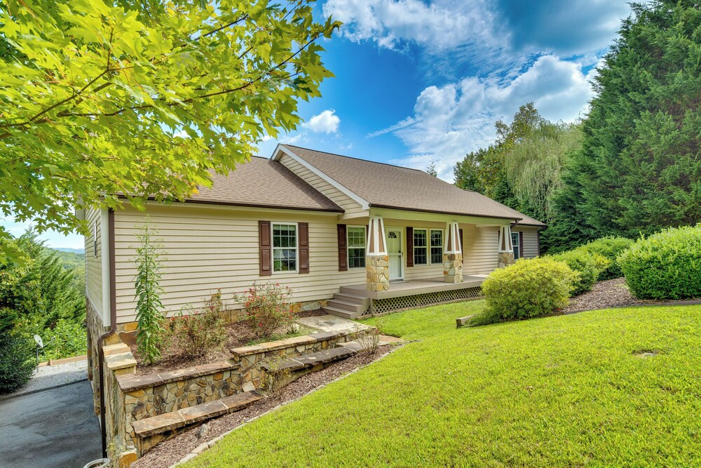 Hendersonville Retreat w/ Mtn Views & Deck!