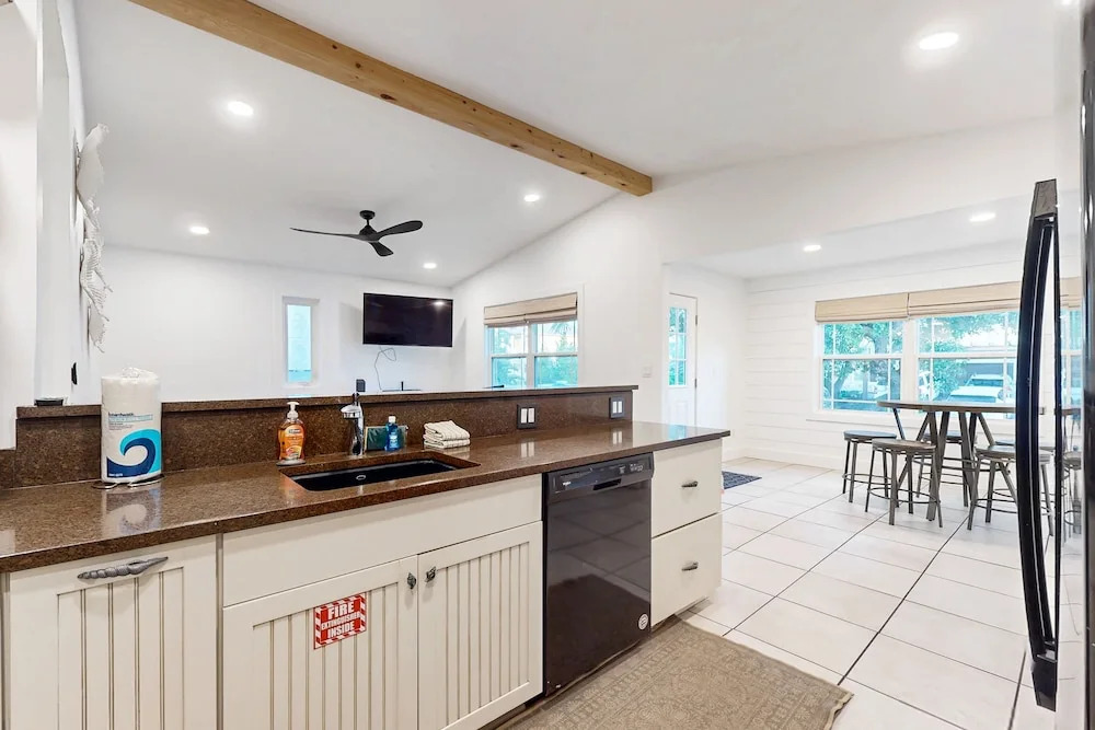 Inviting Beach House - Walk to Beach, Shopping & Dining