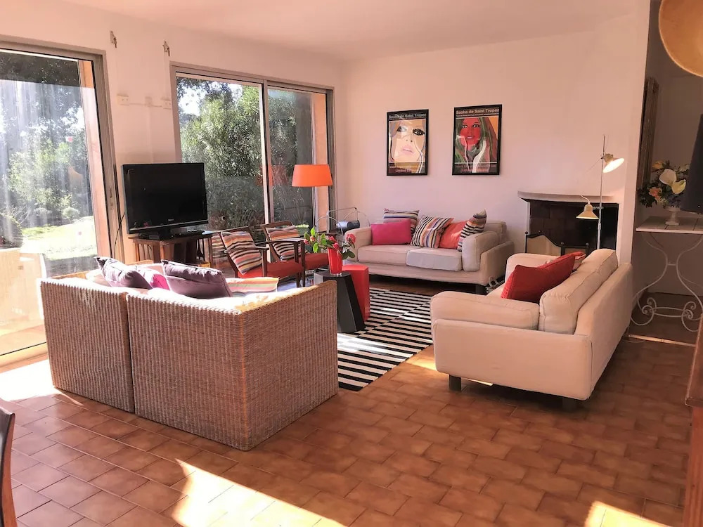 Modern Villa With Private Garden Near Sea in Var