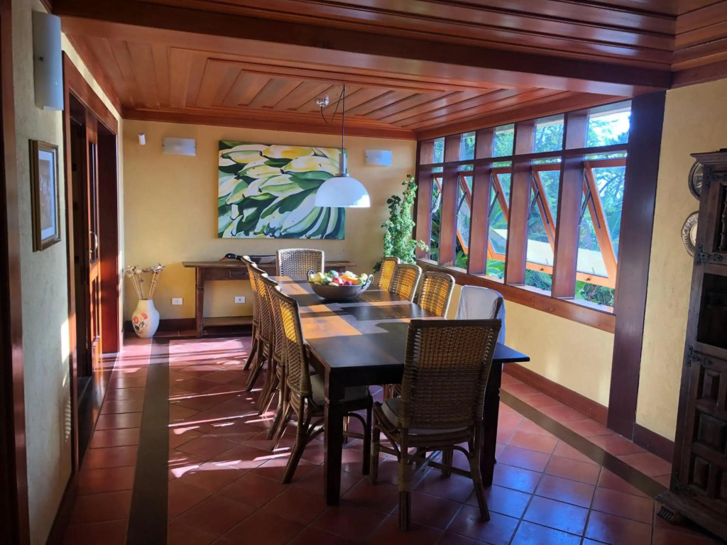 Mansão na costa com vista para o mar