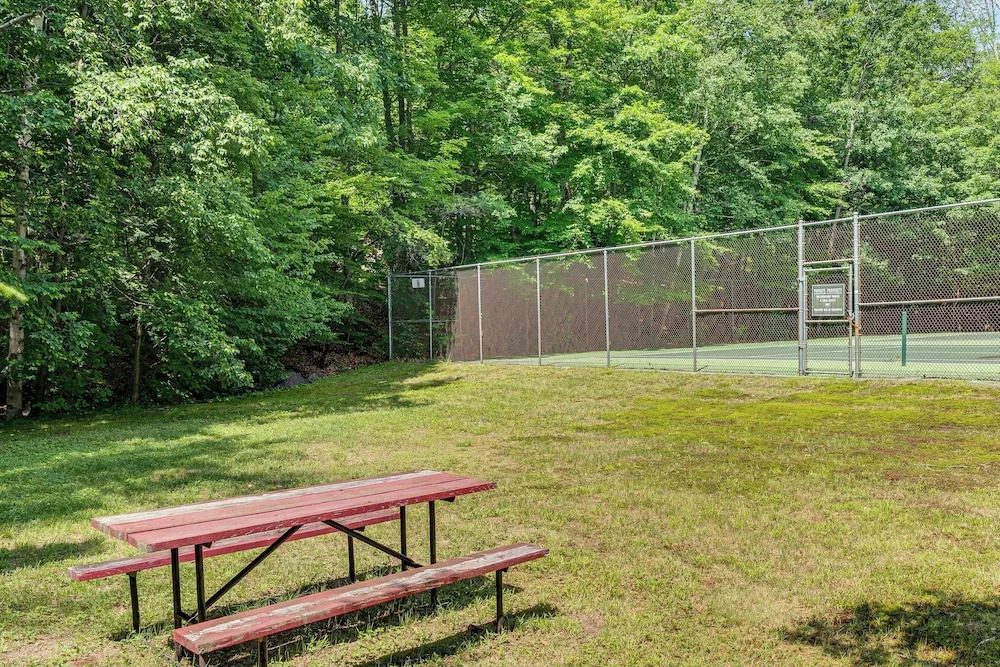 Riverfront Retreat w/ Deck: 1 Mi to Loon Mtn!