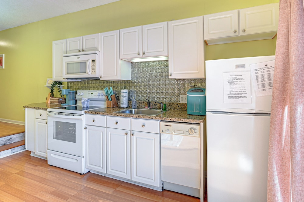 Steps to Sand: Chic Couples Garden City Retreat