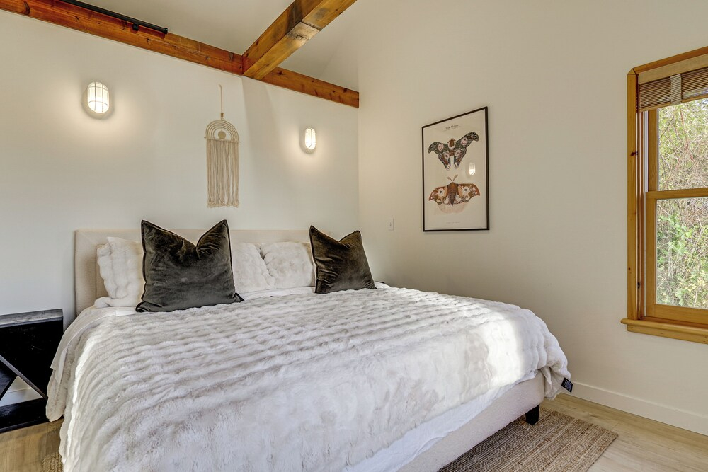 Private Beach & Views! Family Retreat in Freeland