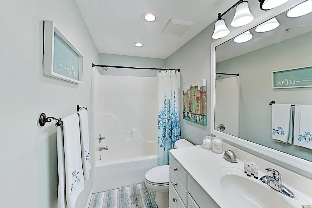 Stylish Bay-view Getaway W/ Pools, Hot Tub & Dock 3 Bedroom Condo
