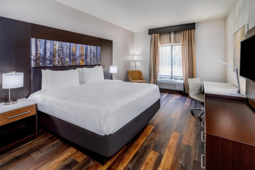 Aiden by Best Western Warm Springs Hotel and Event