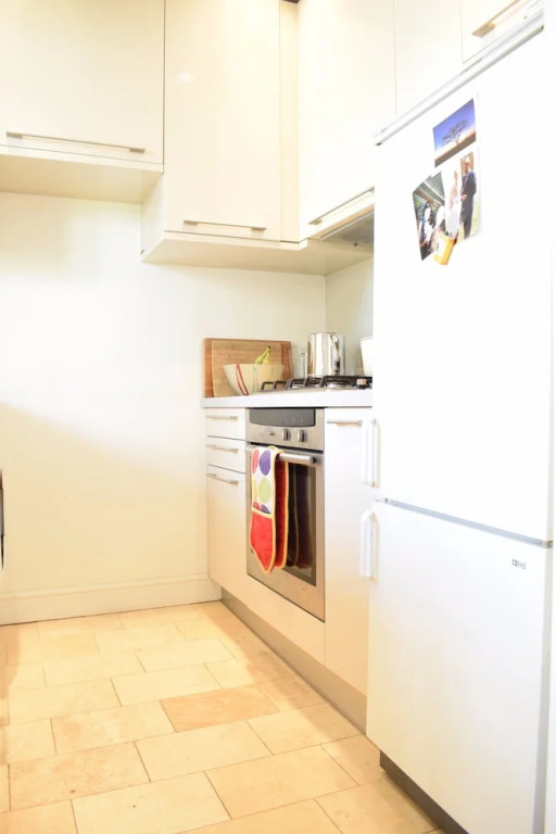 Bright 1 Bedroom Flat in Brook Green
