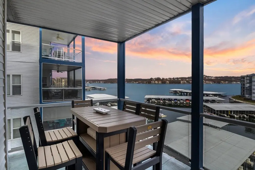 Serene Lake View and Easy Access to Local Delights