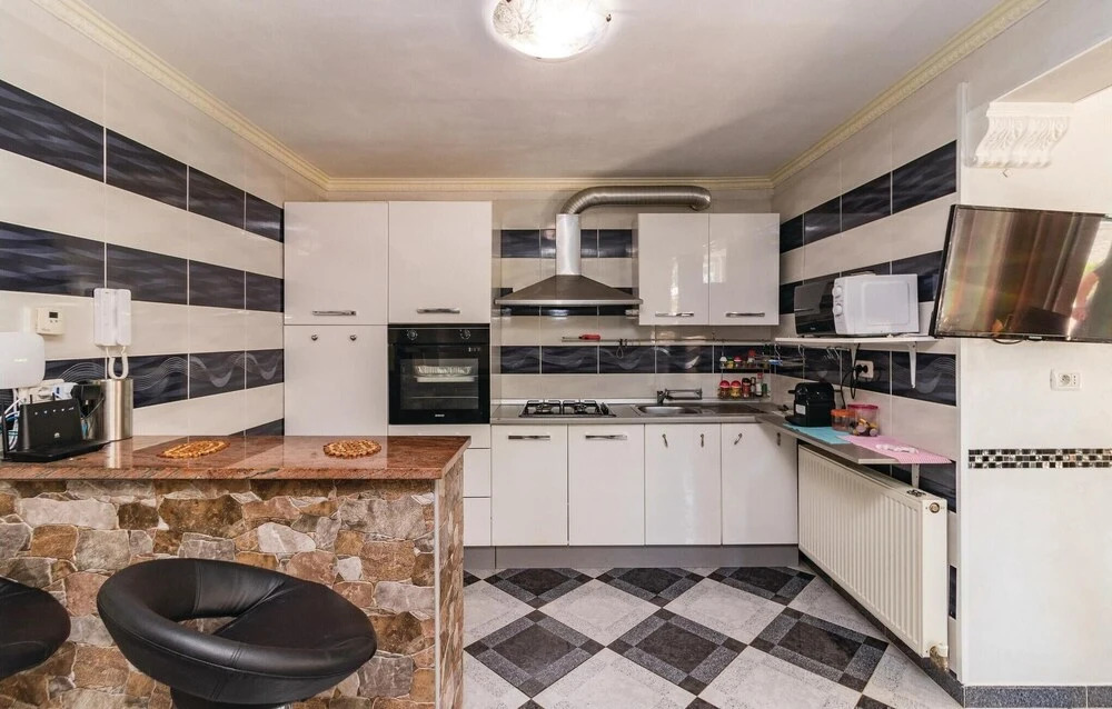 Gorgeous Home In Valbandon