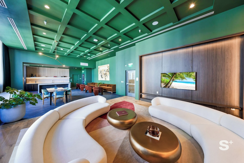 Modern and Cozy 1-BD- Rooftop pool & Gym