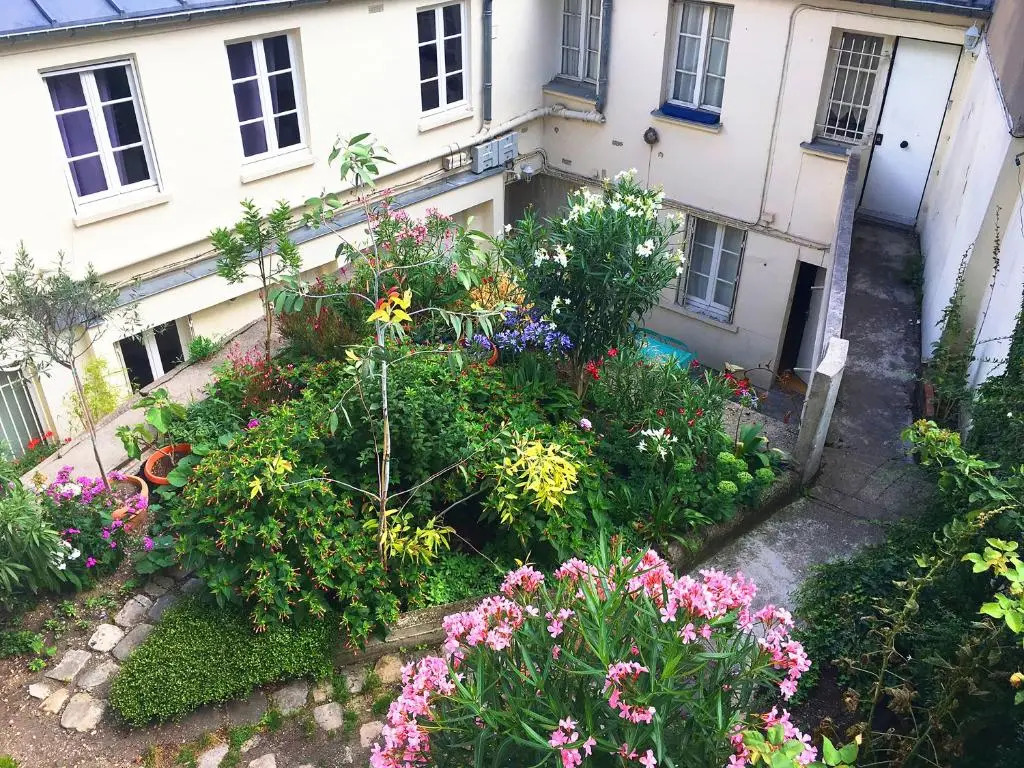 MONTMARTRE ROMANTIC, Bed & Breakfast - Paris