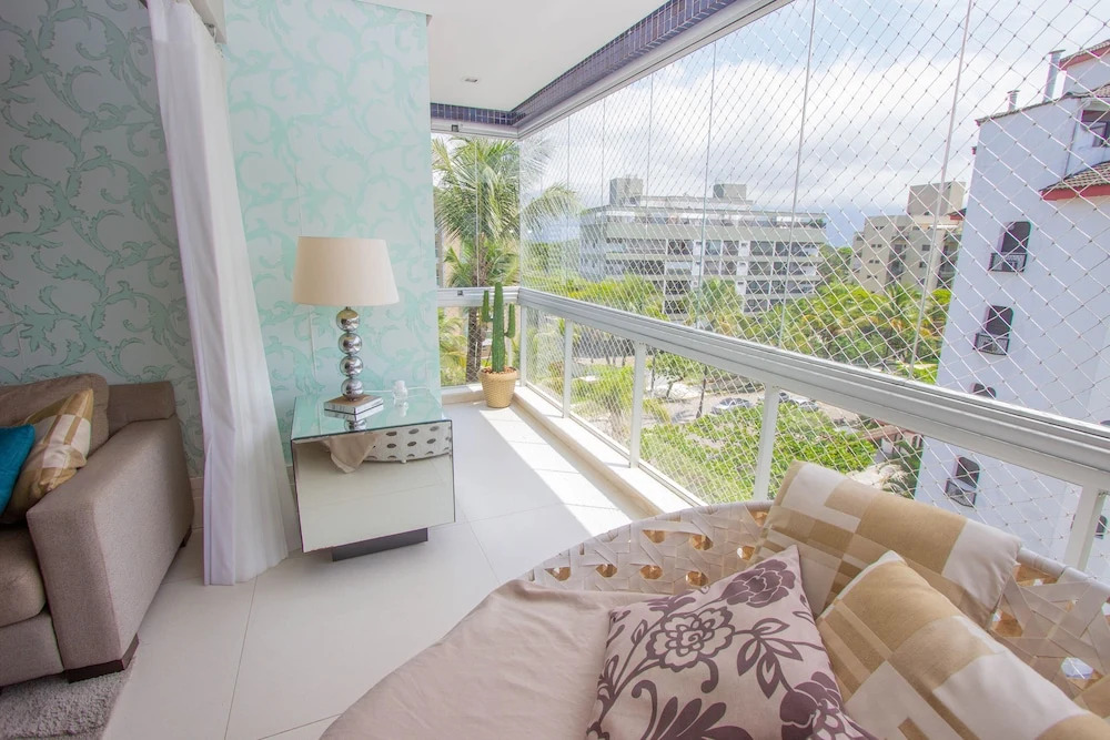 Duplex na Riviera à 70m da praia e próximo ao Shopping.
