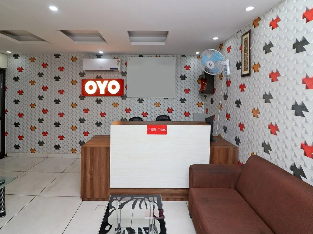 Collection O 13233 Grand Inn
