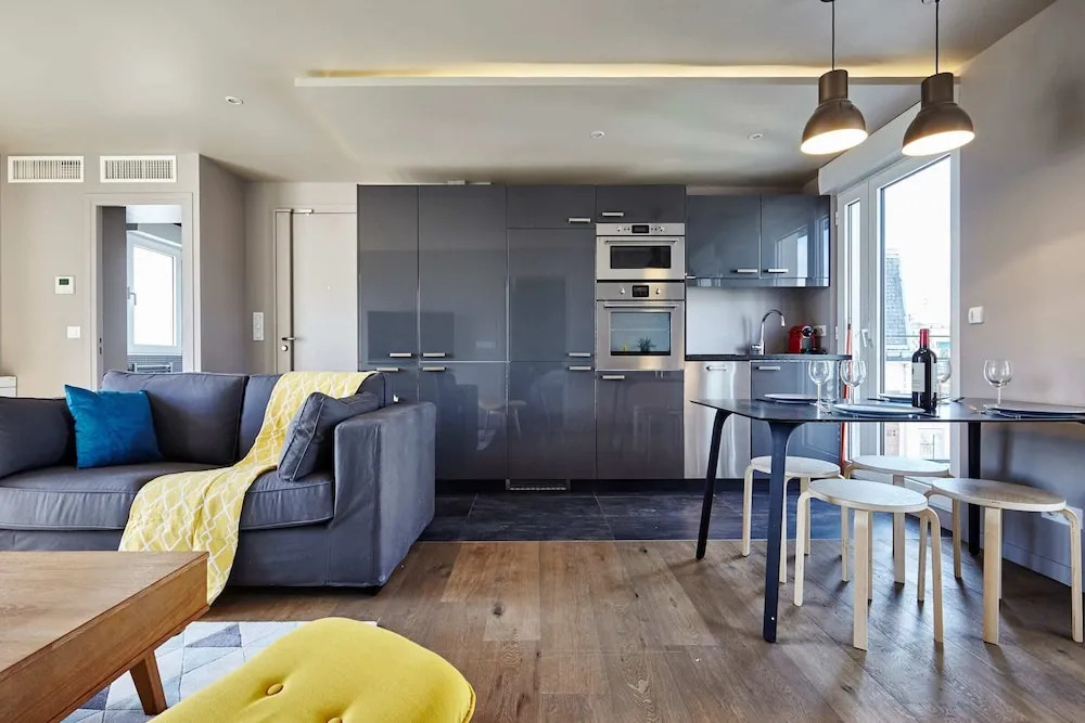 Stunning 2BR Home With Balcony in Batignolles