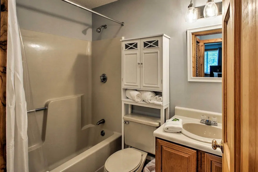 Lincoln Condo w/ Balcony - 6 Mi to Loon Mtn!