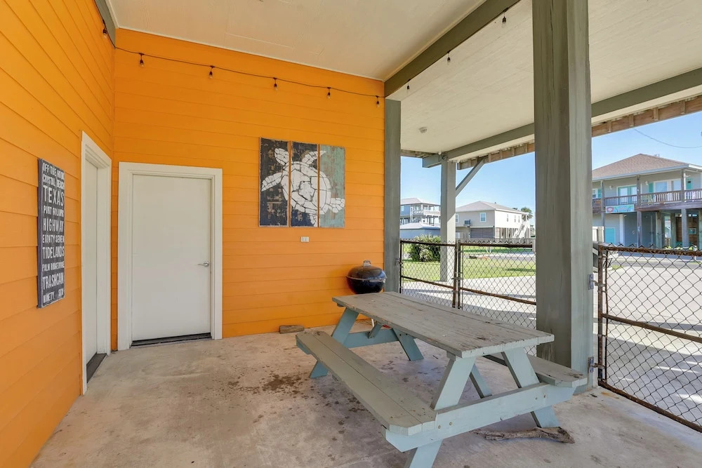 Walk to Shore: Group Getaway in Crystal Beach!