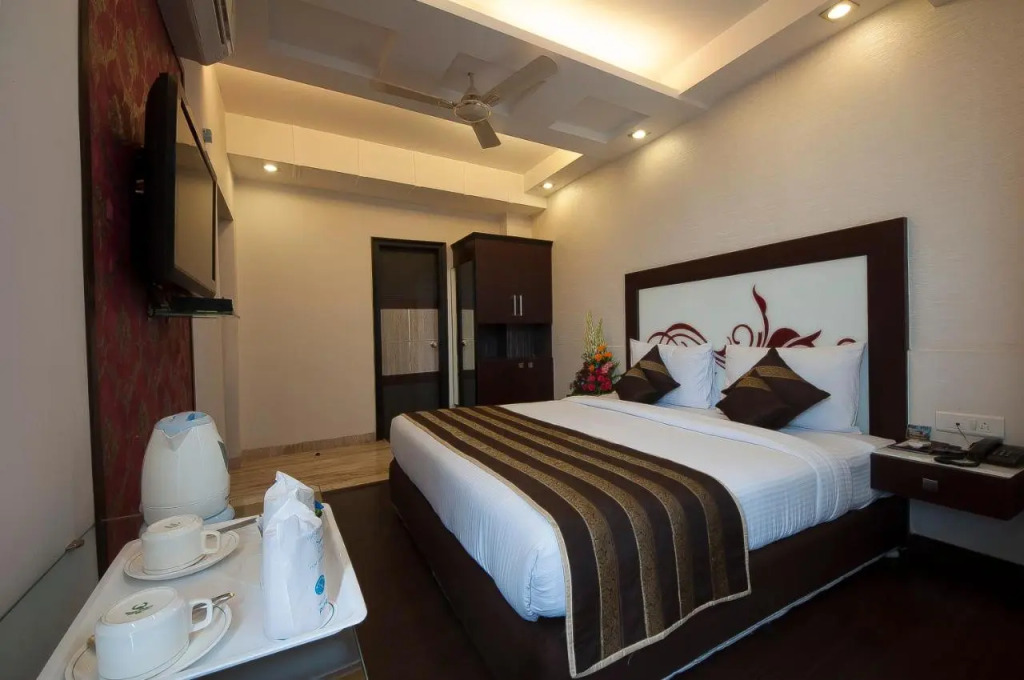 Hotels Pitrashish Grand