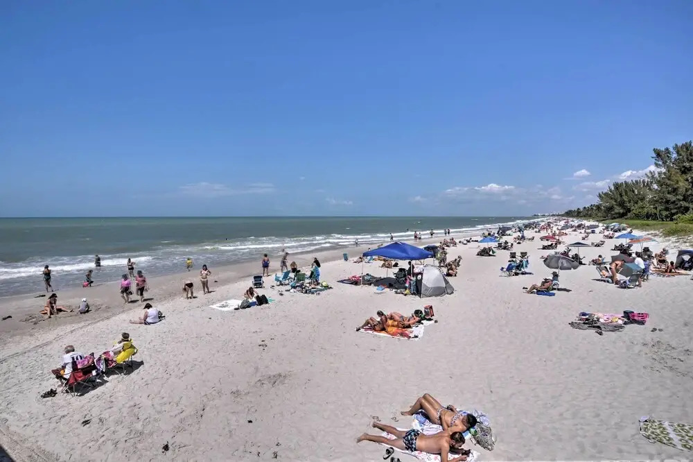 Naples Condo w/ Pool - Walk to Dining & Beach