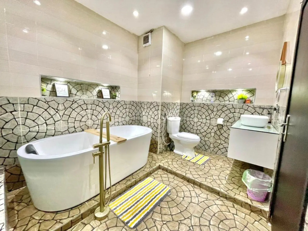 WATERFRONT 3BR APT W/FREE PARKIN WiFi NETFLIX POOL