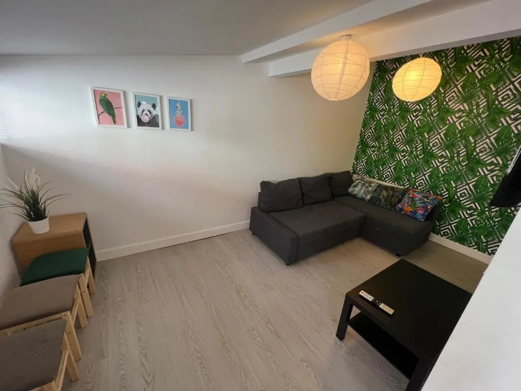 Tropical Apartment, 10 min from Blackpool tower, outside space, sleeps 12