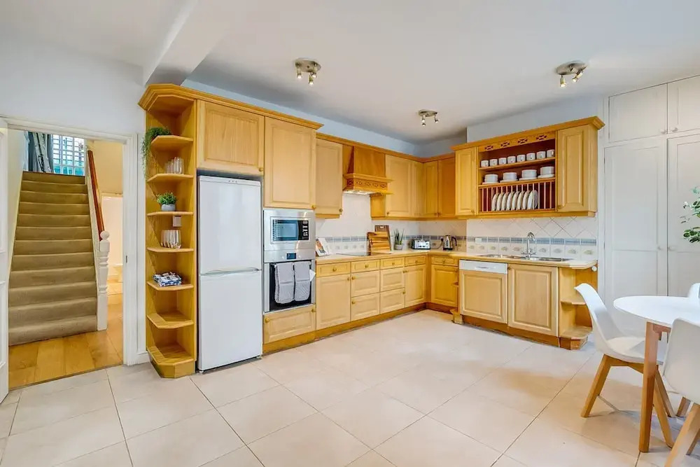 Belgravia - Charming Spacious 4 Bed Home for 9
