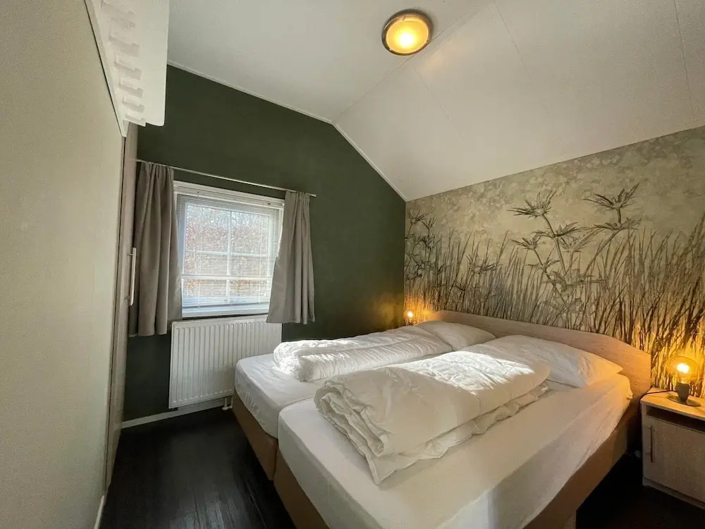Tranquil Lakeside Stay for 4 Guests