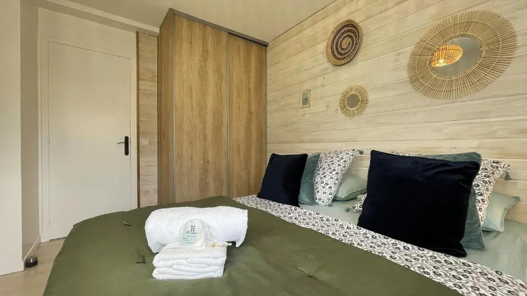 HOMEY MONTAIGNE - New - A 1 min à pied du LAC D'ANNECY - 2 Balcons privés - Appartement avec 2 chambres - Stationnement gratuit toute l'année sauf en été - juin à août