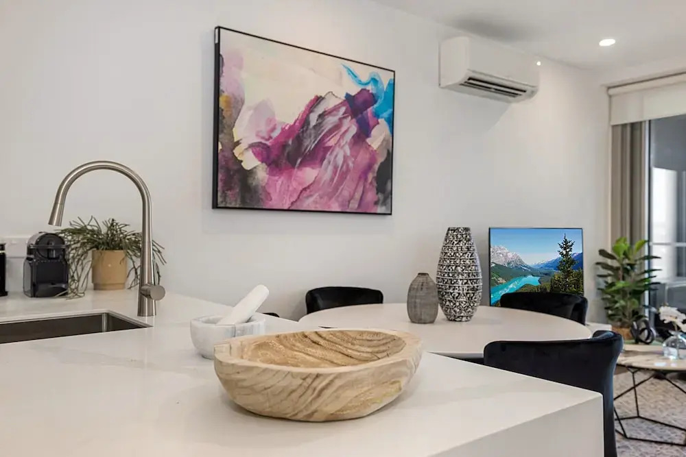 Chic 1-bed With Parking, Gym, Pool & City Views