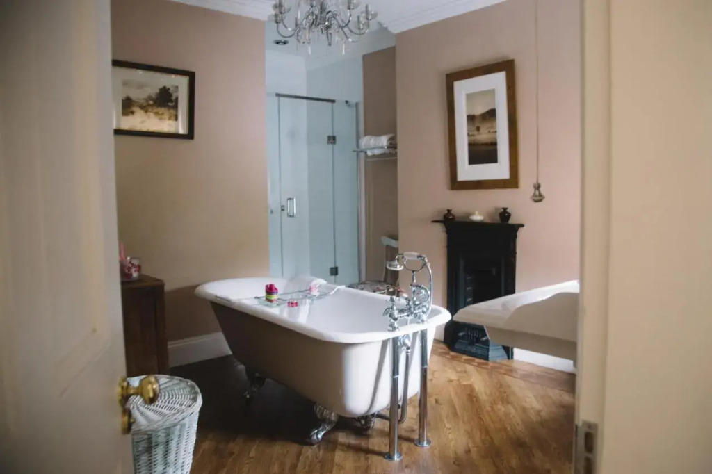 Wayside , 3 bed , 2 bath charming house close to Lincoln
