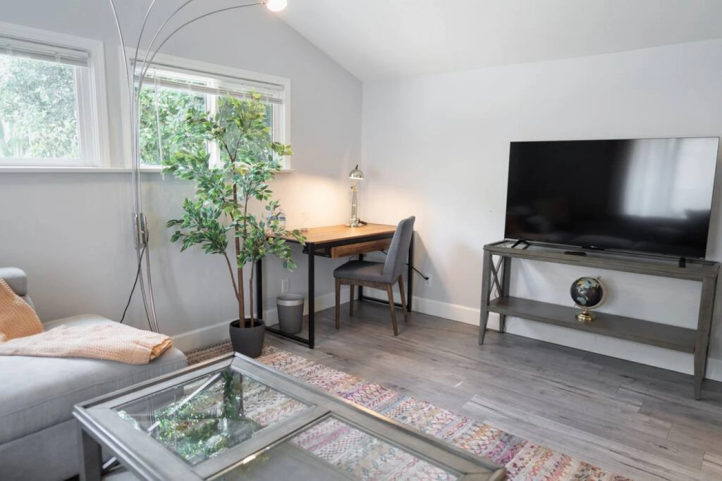 CHARMING UPGRADED 1-BEDROOM HOUSE IN GLENDALE  (p55)