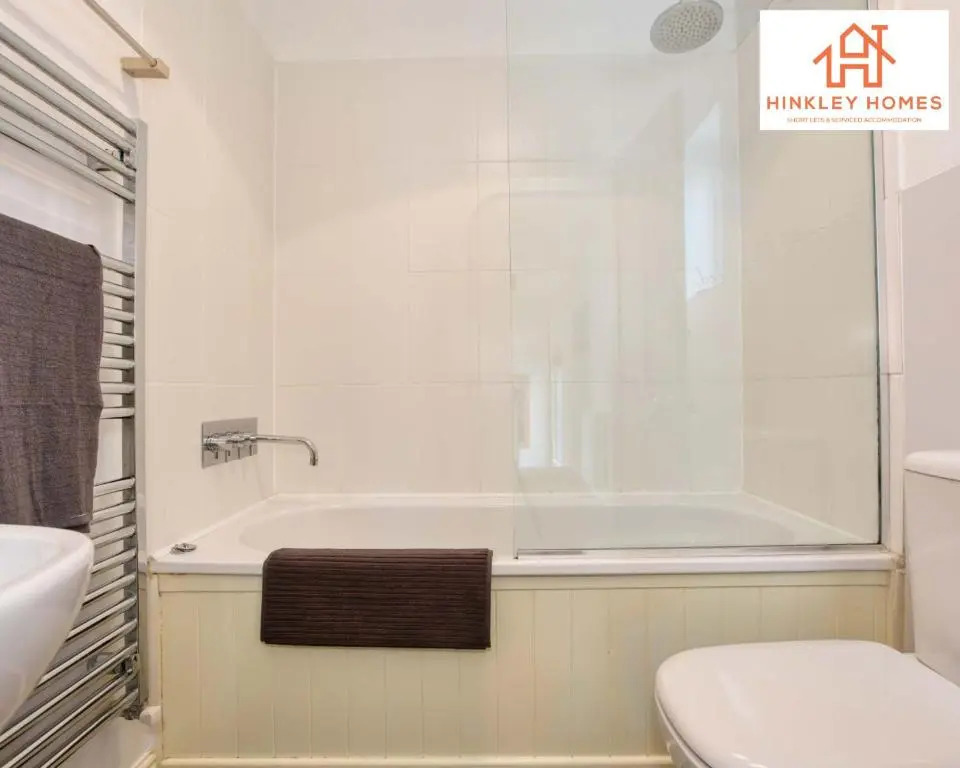 Centrally Tucked Away Private 4bed - Free parking! By Hinkley Homes Short Lets & Serviced Accommodation