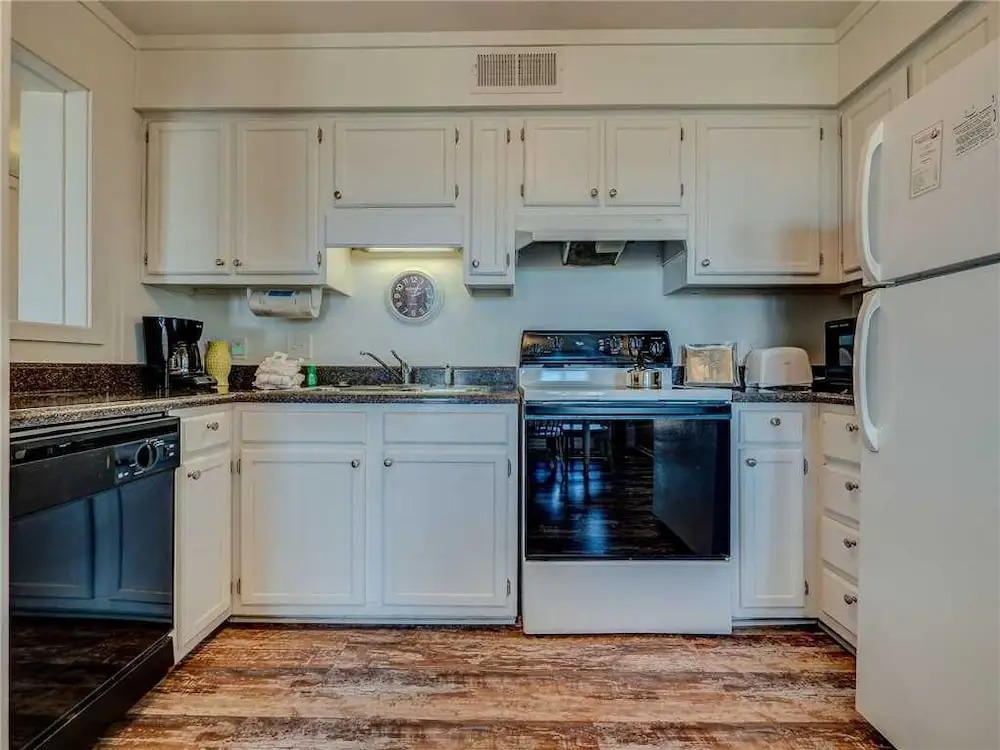 Beach & Tennis Admirals Row 440 - Two Bedroom Condo