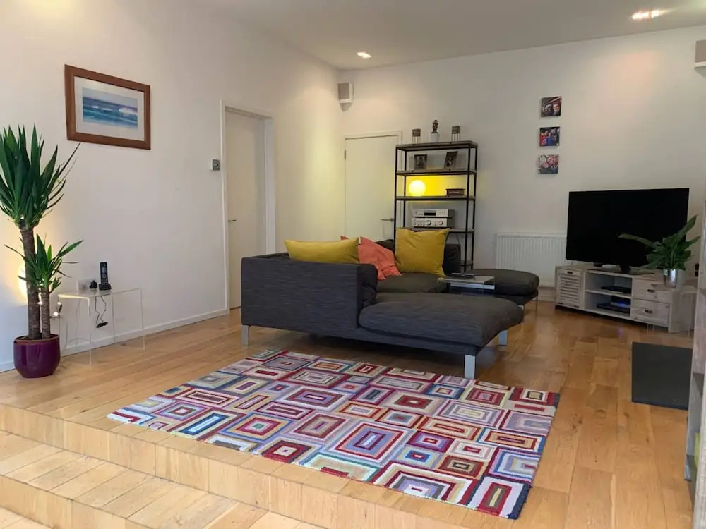 Lovely 2 Bedroom Apartment With Stunning Kitchen on to Garden
