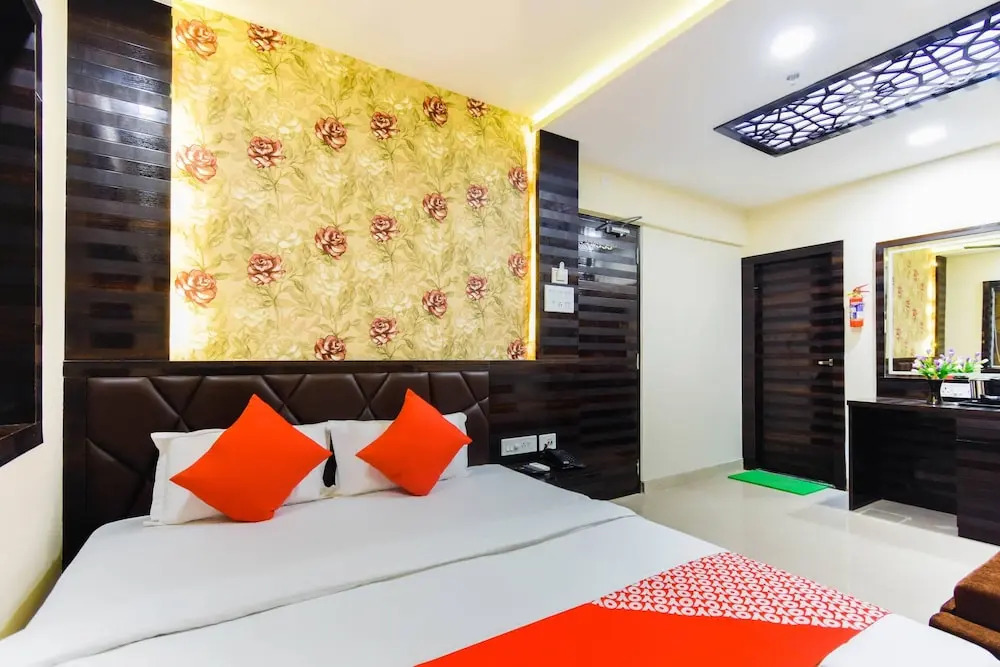 Collection O 45521 Hotel Rayna Inn
