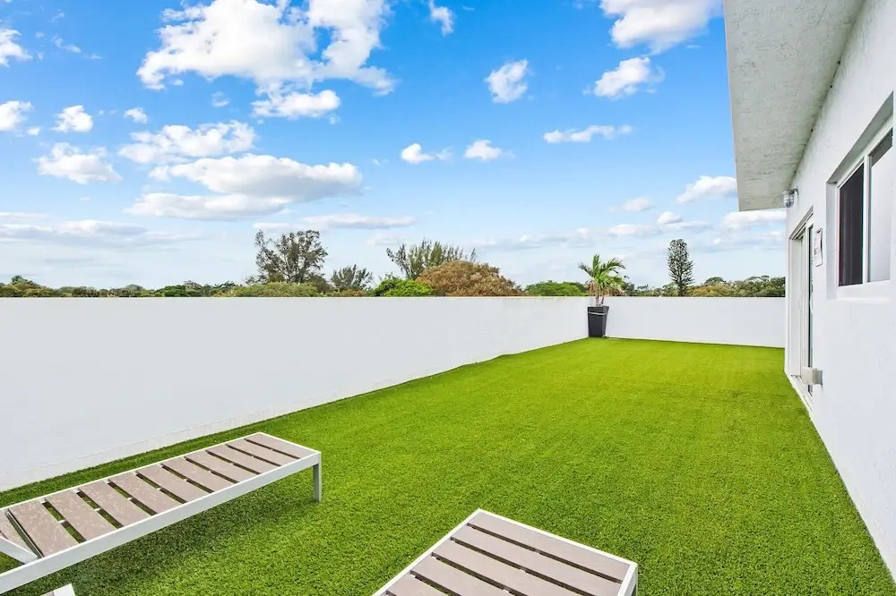 Apt W/patio, Balcony & Mini-golf