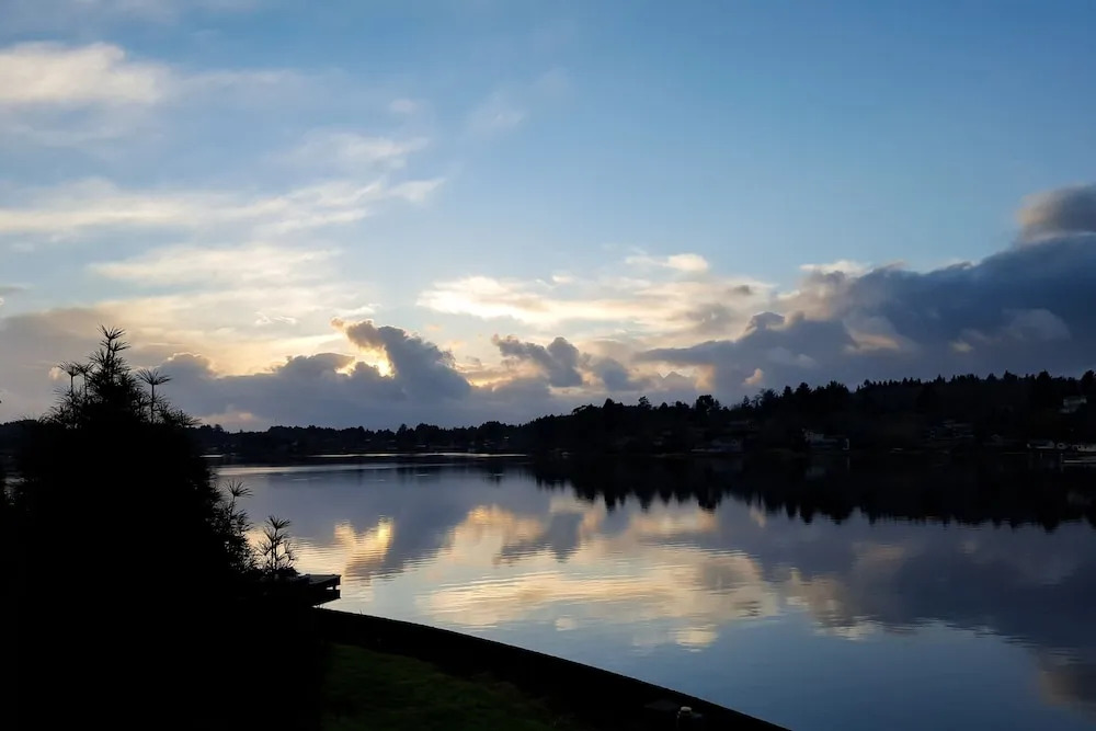 Hidden Gem: 1-acre Lakefront W/ Hot Tub, Dock 4 Bedroom Home