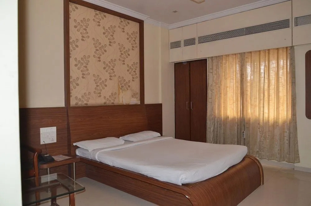 Hotel Sai Sparsh-150 meters from Saibaba temple