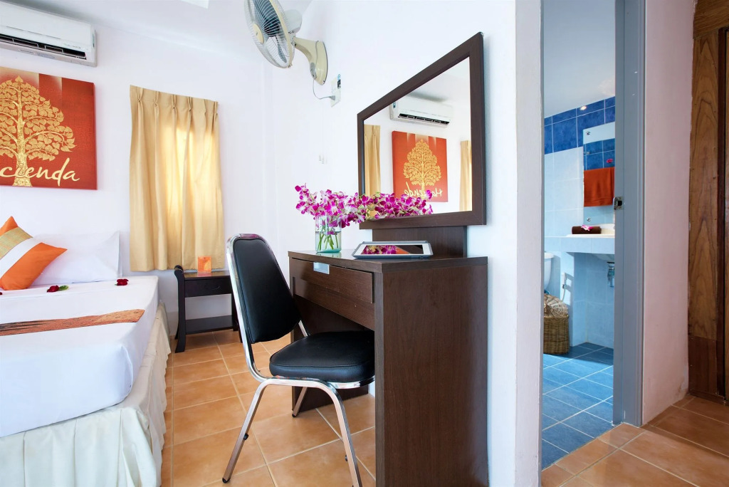 The Cosy Maenam Beach Resort