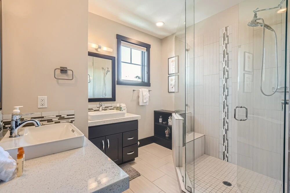 Blackstone Mountain Retreat #21! Walk To The Lifts! 4 Bedroom Apts by RedAwning