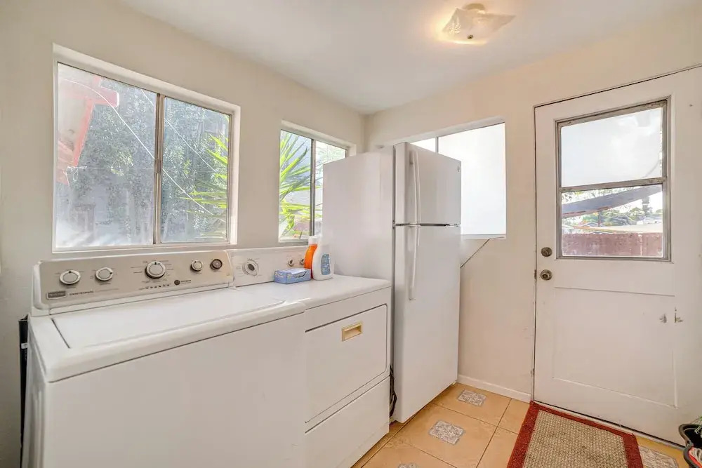 Home 1/2 Mi to Dtwn Riverside: Families Welcome!