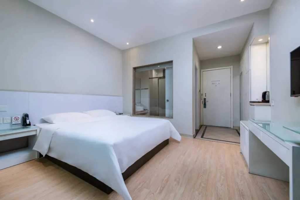 Ease Hotel (Shenzhen Pinghu Huanancheng, Dahuanggong Commercial Center)