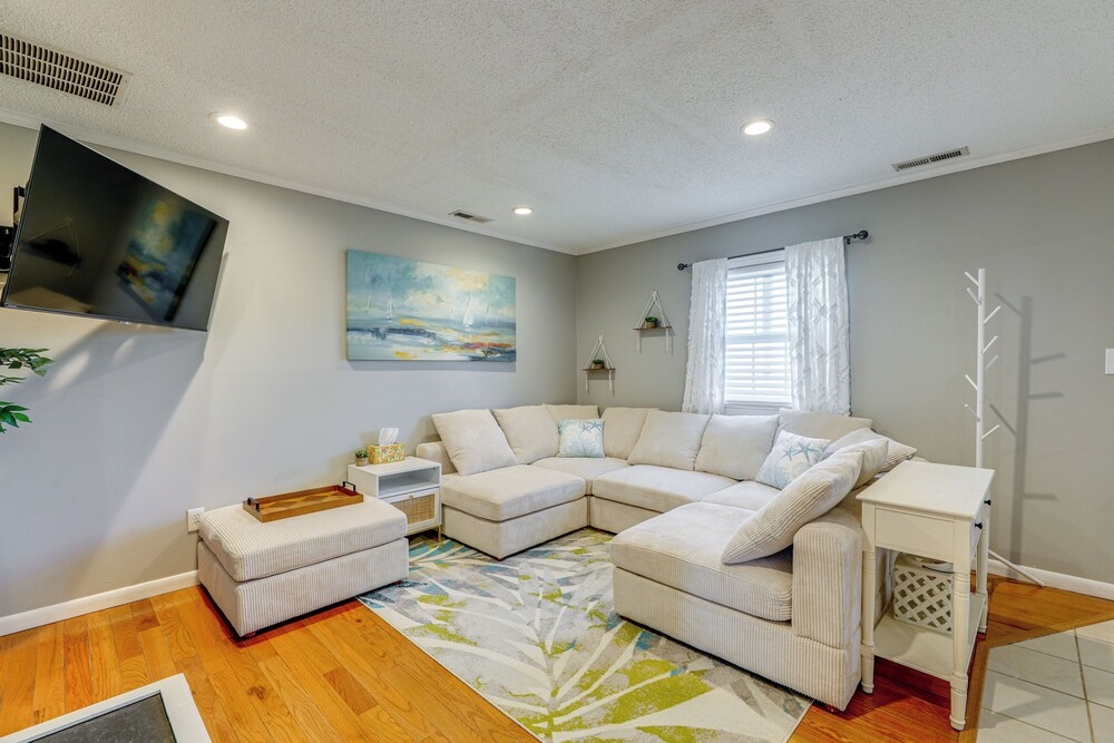 Bright & Airy Condo: Walk to Beach/boardwalk