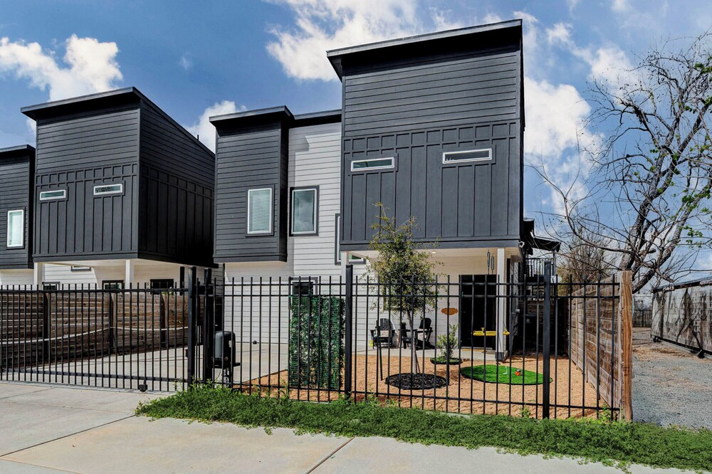 Explore Houston! Pet-friendly Home Near Downtown